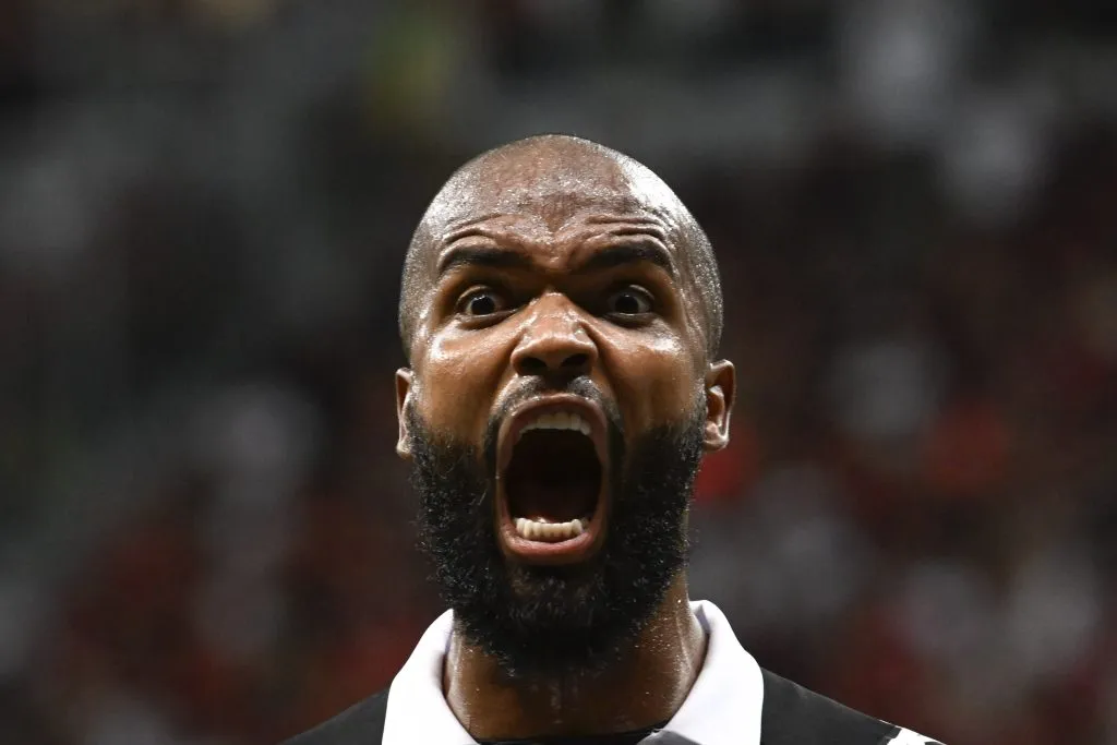 Messias entrou na vaga do lesionado João Basso e tem dado conta do recado no Peixe – Foto: Mateus Bonomi/AGIF