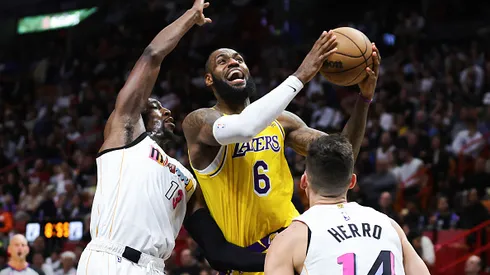 LeBron enfrentando a marcação de Adebayo e Herro