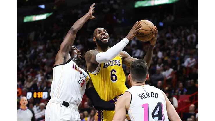 LeBron enfrentando a marcação de Adebayo e Herro