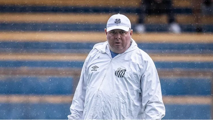 Marcelo Fernandes técnico do Santos durante treinamento. Fotos: Raul Baretta/ Santos FC.