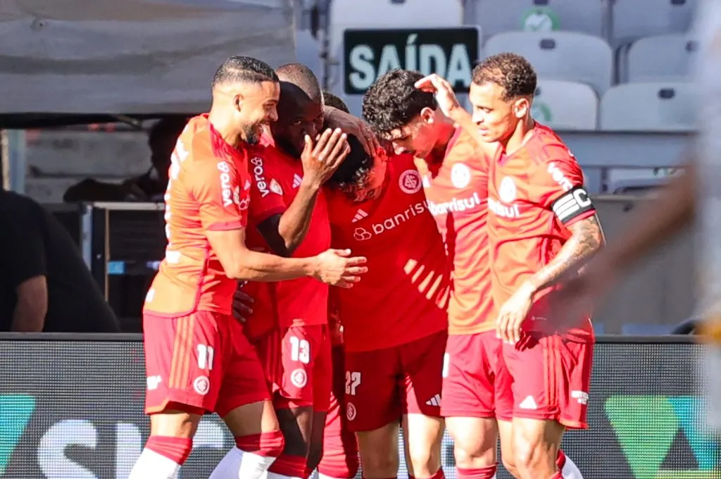 Mauricio jogador do Internacional comemora seu gol com seus companheiros durante partida contra o Cruzeiro no estadio Mineirao pelo campeonato Brasileiro A 2023. Foto: Gilson Lobo/AGIF