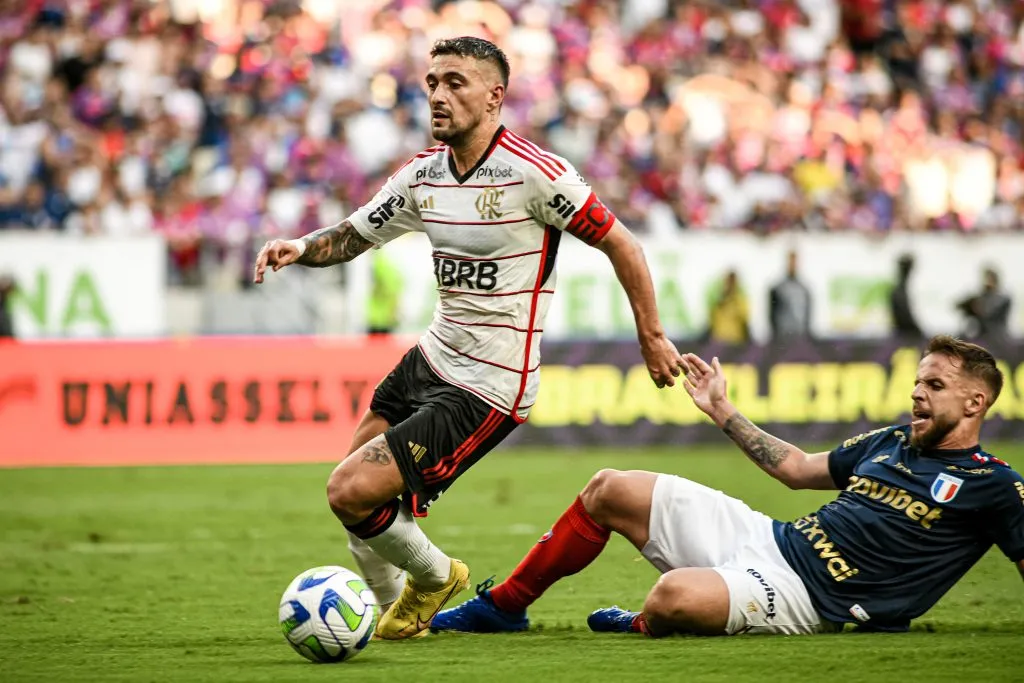 Lucas Sasha jogador do Fortaleza disputa lance com Arrascaeta jogador do Flamengo durante partida no estadio Arena Castelao pelo campeonato Brasileiro A 2023. Foto: Kely Pereira/AGIF