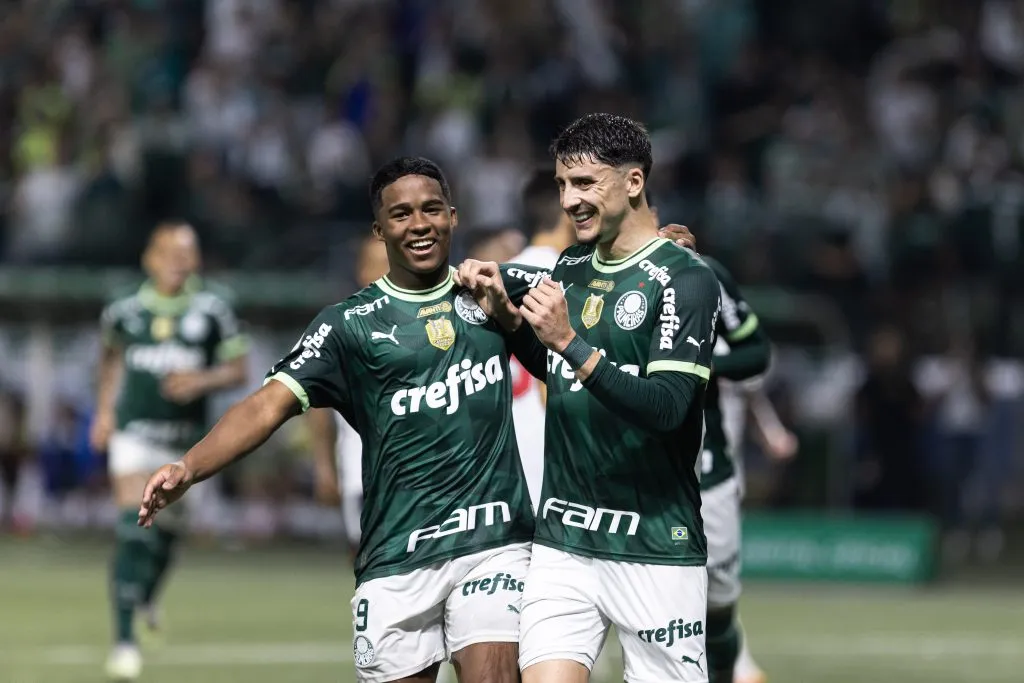 Piquerez comemora seu gol com Endrick durante partida contra o Sao Paulo no estadio Arena Allianz Parque pelo campeonato Brasileiro A 2023. Foto: Abner Dourado/AGIF