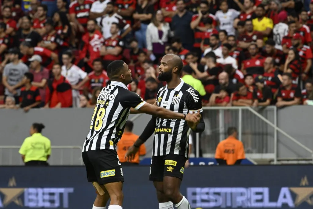 oaquim jogador do Santos comemora seu gol durante partida contra o Flamengo no estadio Mane Garrincha pelo campeonato Brasileiro A 2023. Foto: Mateus Bonomi/AGIF