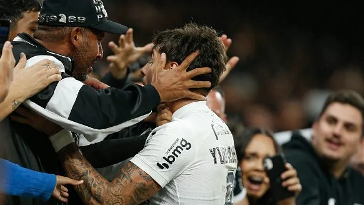 Yuri Alberto comemora com a torcida do Corinthians. Foto: Ricardo Moreira/Getty Images
