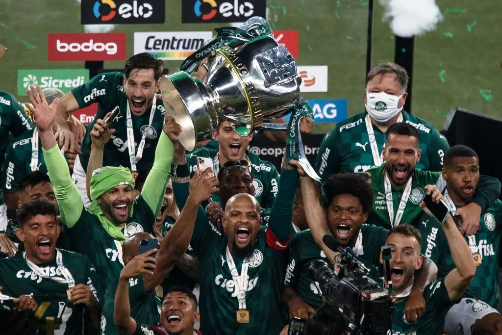 Felipe Melo jogador do Palmeiras levanta a taca de campeao durante cerimonia de premiacao ao final da partida contra o Gremio no estadio Arena Allianz Parque pela decisao do campeonato Copa do Brasil 2020. Foto: Ettore Chiereguini/AGIF