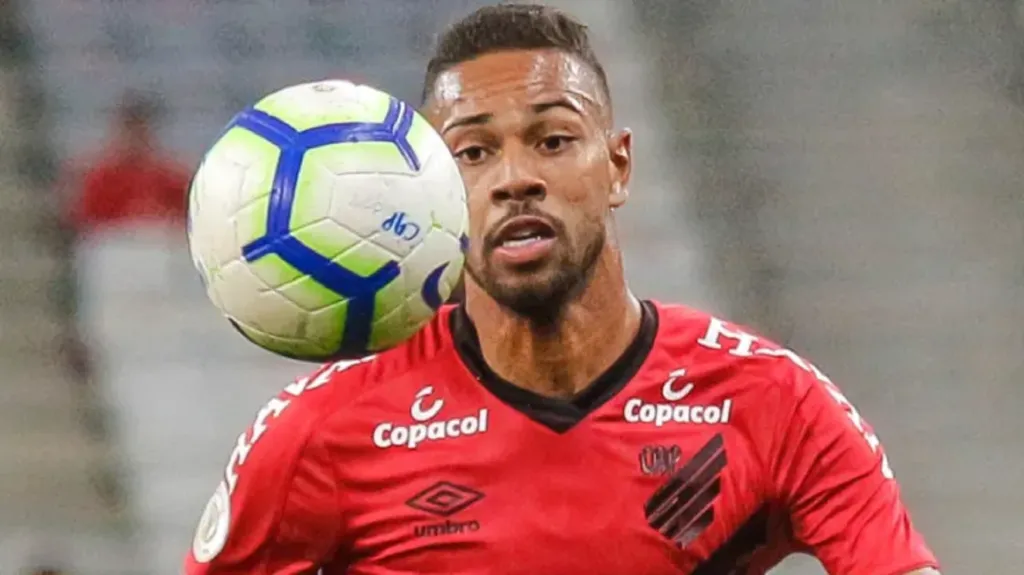 Foto: Gabriel Machado/AGIF – Renan Lodi quando atuava pelo Athletico-PR