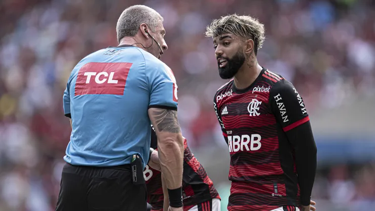 Gabigol, jogador do Flamengo, discute com o árbitro Anderson Daronco durante partida no estádio Maracanã pelo Campeonato Brasileiro - Jorge Rodrigues/AGIF
