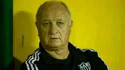 Felipão olhando para o Gramado em jogo do Atlético-MG. Foto: Wagner Meier/Getty Images.