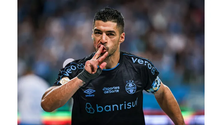 BA - PORTO ALEGRE - 04/11/2023 - BRASILEIRO A 2023, GREMIO X BAHIA - Luis Suarez jogador do Gremio comemora seu gol durante partida contra o Bahia no estadio Arena do Gremio pelo campeonato Brasileiro A 2023. Foto: Maxi Franzoi/AGIF