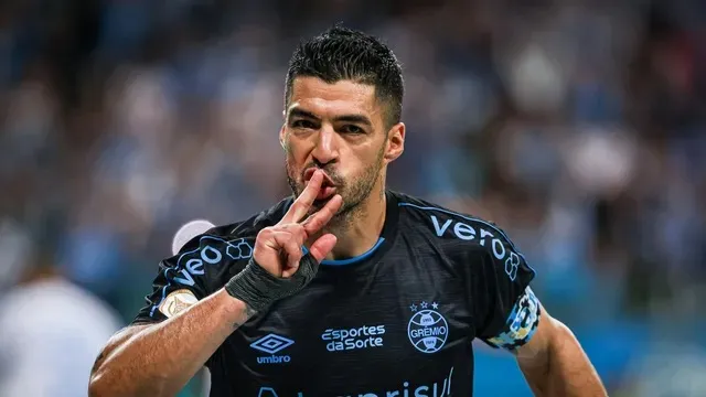 Luis Suárez comemora gol pelo Grêmio (Foto: Maxi Franzoi/AGIF)
