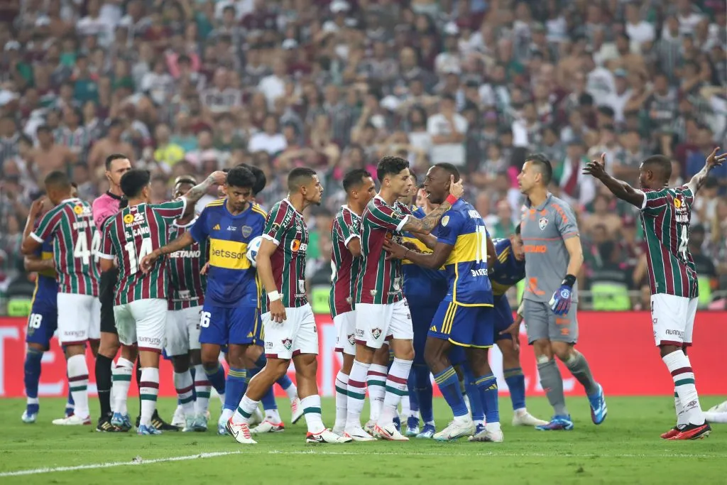 Jogadores do Boca e Fluminense discutem no Maracanã.  (Photo by Raul Sifuentes/Getty Images)