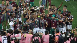 Elenco do Fluminense comemora e ergue a taça da Libertadores - Foto: Lucas Figueiredo/Getty Images