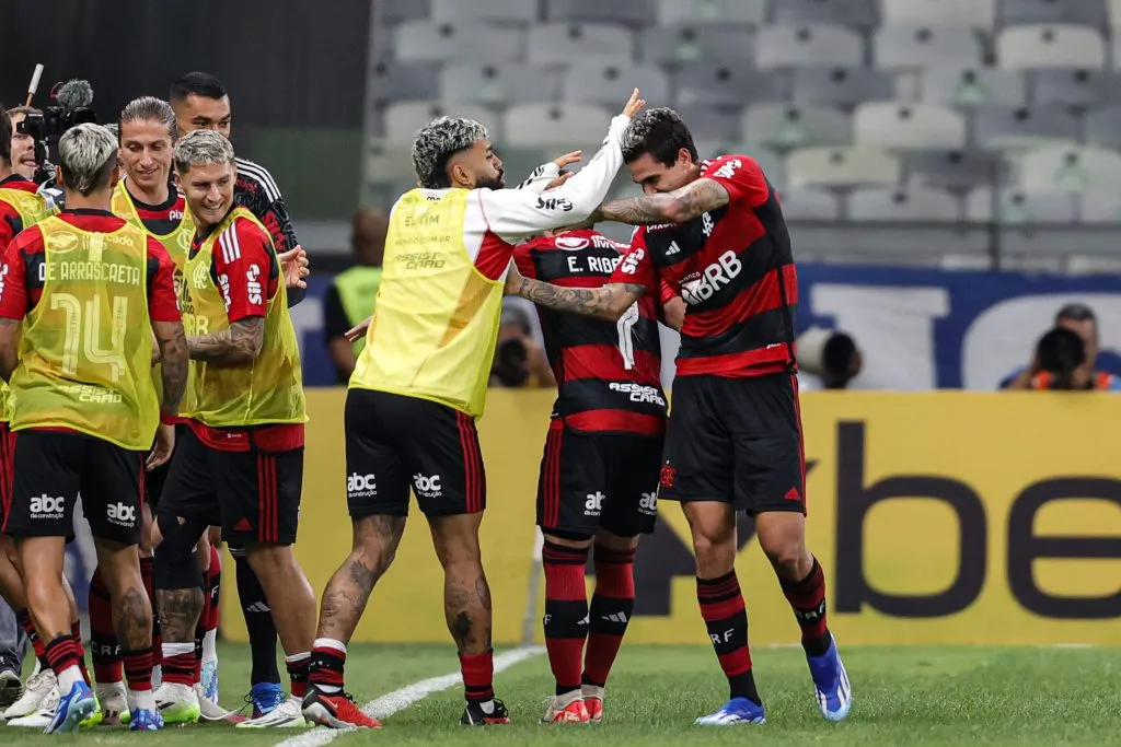 MG – BELO HORIZONTE – 19/10/2023 – BRASILEIRO A 2023, CRUZEIRO X FLAMENGO – Pedro jogador do Flamengo comemora seu gol durante partida contra o Cruzeiro no estadio Mineirao pelo campeonato Brasileiro A 2023. Foto: Gilson Lobo/AGIF
