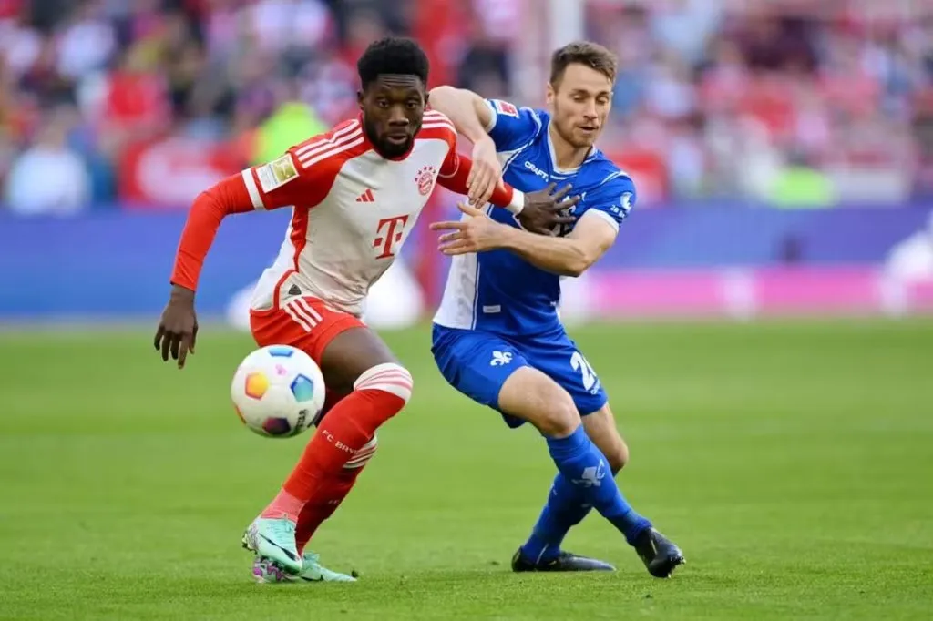 Alphonso Davies em disputa pelo Bayern de Munique – Foto: Sebastian Widmann/Getty Images