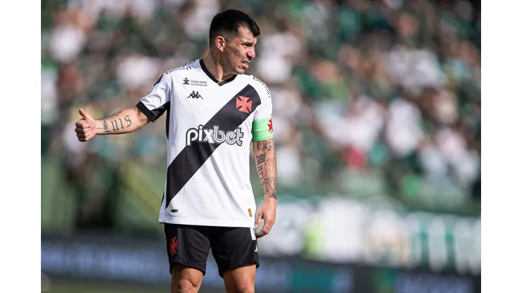 GO - GOIANIA - 29/10/2023 - BRASILEIRO A 2023, GOIAS X VASCO - Medel jogador do Vasco durante partida contra o Goias no estadio Serrinha pelo campeonato Brasileiro A 2023. Foto: Isabela Azine/AGIF