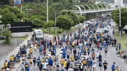 Torcida do Boca Juniors chegando para a partida contra Fluminense no Maracanã pelo campeonato Libertadores 2023. Foto: Jorge Rodrigues/AGIF
