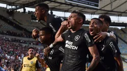 Tiquinho Soares, jogador do Botafogo, comemora seu gol com jogadores do seu time durante partida contra o Fluminense no estádio Maracanã pelo Campeonato Brasileiro - Thiago Ribeiro/AGIF