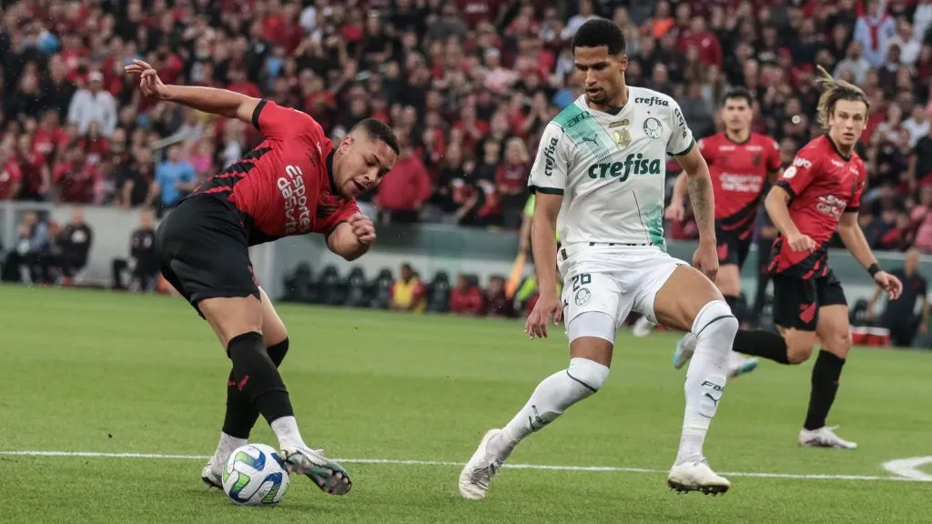 Vitor Roque e Murilo disputam bola