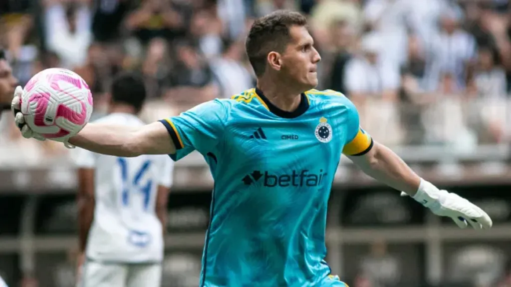 Foto: Fernando Moreno/AGIF – Rafael Cabral em ação pelo Cruzeiro