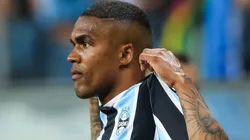 Foto: Pedro H. Tesch/AGIF - Douglas Costa em partida pelo Grêmio, em 2021