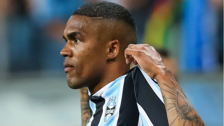 Foto: Pedro H. Tesch/AGIF - Douglas Costa em partida pelo Grêmio, em 2021