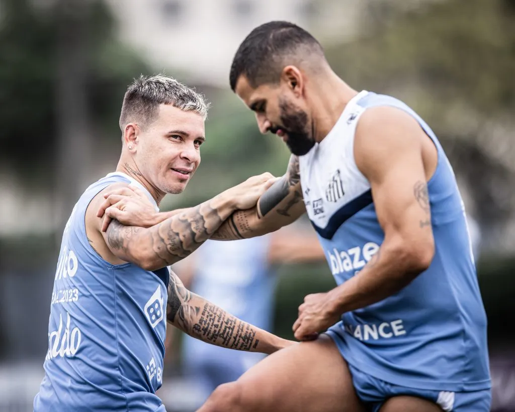 Soteldo e Rincón durante treino do Santos – Foto: Raul Baretta/Santos FC
