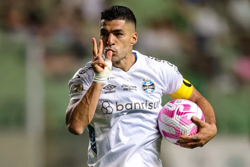 Luis Suárez jogador do Gremio comemora seu gol durante partida contra o America-MG.  Foto: Gilson Lobo/AGIF