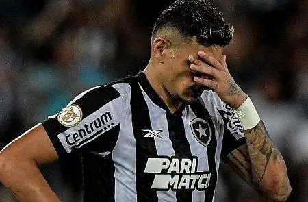 Tiquinho Soares se lamenta durante Botafogo x Palmeiras, partida do Campeonato Brasileiro – Foto: Thiago Ribeiro/AGIF