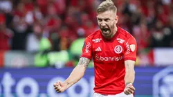 Pedro Henrique jogador do Internacional comemora gol marcado de pênalti em decisão durante partida contra o River Plate no Beira-Rio pelo campeonato Libertadores 2023. Foto: Maxi Franzoi/AGIF