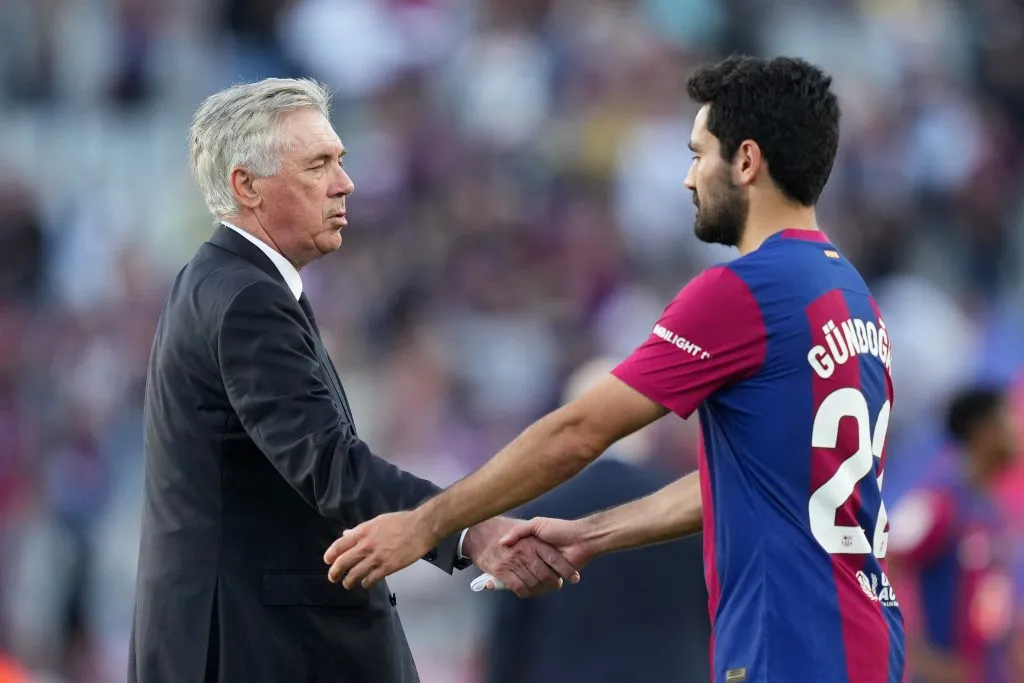 Gundogan cumprimenta Ancelotti antes da bola rolar – Foto: Alex Caparros/Getty Images