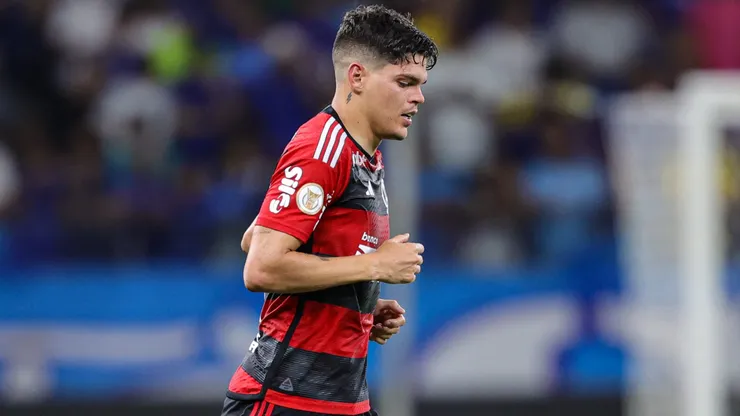 Ayrton Lucas jogador do Flamengo comemora seu gol durante partida contra o Cruzeiro no Mineirão pelo campeonato Brasileiro A 2023. Foto: Gilson Lobo/AGIF