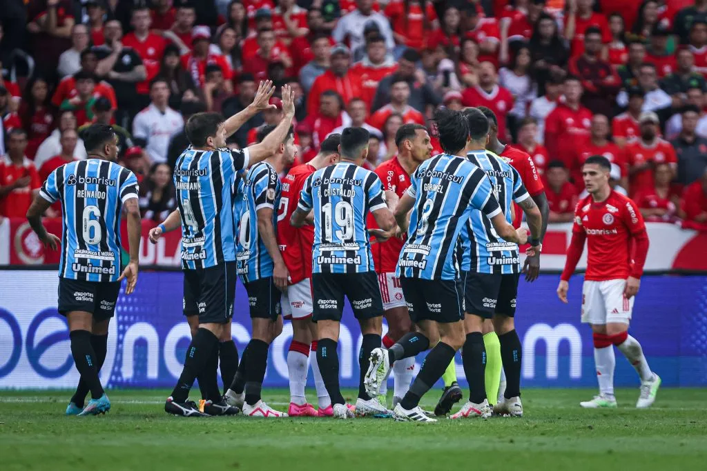 BA – PORTO ALEGRE – 08/10/2023 – BRASILEIRO A 2023, INTERNACIONAL X GREMIO – Jogadores reclamam com a arbitragem durante partida contra o Internacional no estádio Beira-Rio pelo campeonato Brasileiro A 2023. Foto: Maxi Franzoi/AGIF