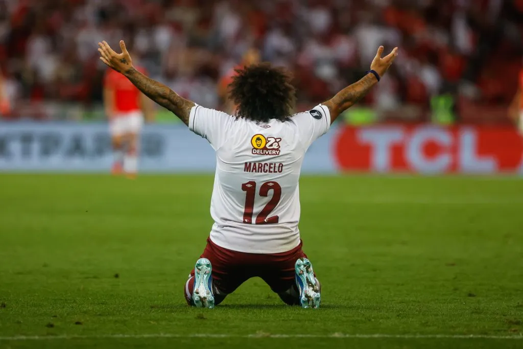 RS – PORTO ALEGRE – 04/10/2023 – LIBERTADORES 2023, INTERNACIONAL X FLUMINENSE – Marcelo jogador do Fluminense comemora gol de Kano durante partida contra o Internacional no estadio Beira-Rio pelo campeonato Libertadores 2023. Foto: Luiz Erbes/AGIF