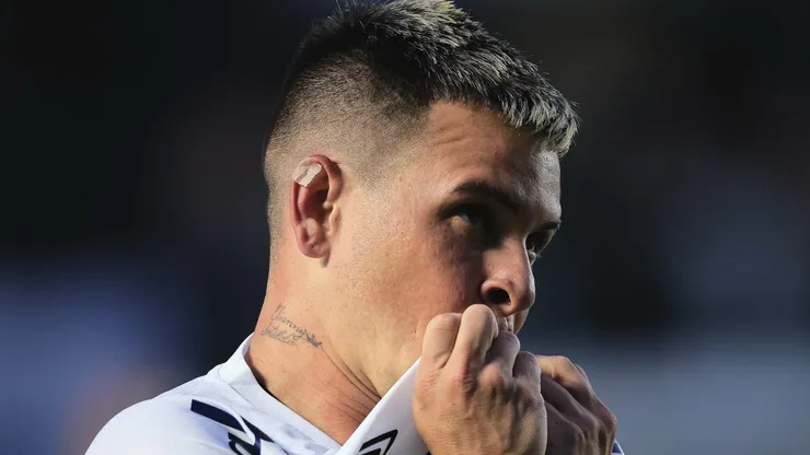 Foto: Ettore Chiereguini/AGIF - Soteldo comemorando gol em partida do Santos no Campeonato Brasileiro