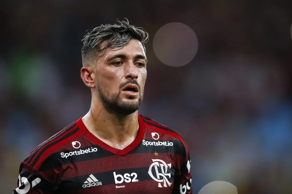 RIO DE JANEIRO, BRAZIL – DECEMBER 05: Giorgian De Arrascaeta of Flamengo looks on during a match between Flamengo and Avai as part of Brasileirao Series A 2019 at Maracana Stadium on December 05, 2019 in Rio de Janeiro, Brazil. (Photo by Bruna Prado/Getty Images)