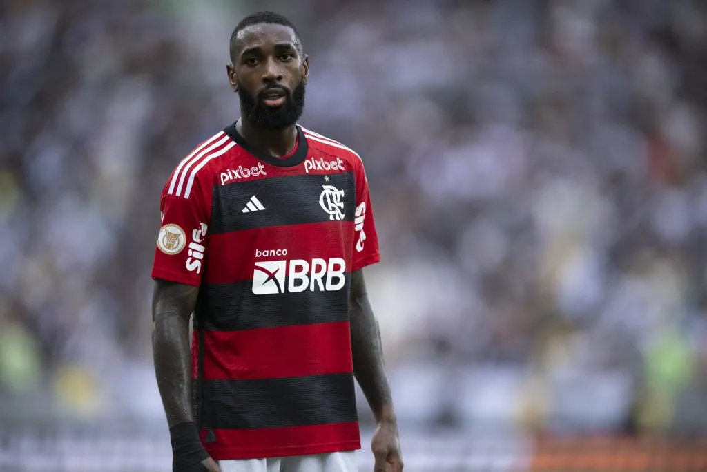 RJ – RIO DE JANEIRO – 22/10/2023 – BRASILEIRO A 2023, FLAMENGO X VASCO – Gerson jogador do Flamengo durante partida contra o Vasco no estadio Maracana pelo campeonato Brasileiro A 2023. Foto: Jorge Rodrigues/AGIF