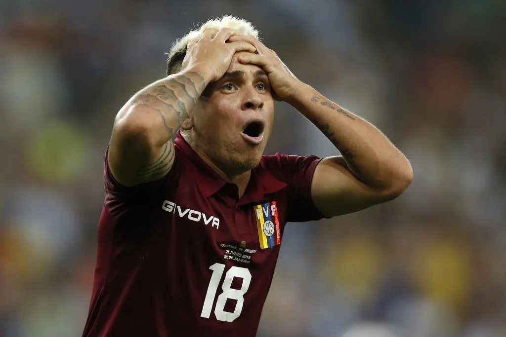 Soteldo com a camisa da Venezuela (Foto: Wagner Meier/Getty Images)