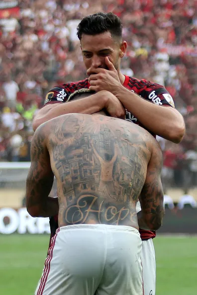 Pablo Marí comemora gol da virada contra o River com Gabigol. Foto: Raul Sifuentes/Getty Images