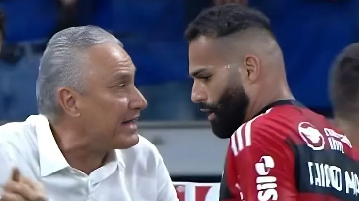 Tite passando instrução para Thiago Maia