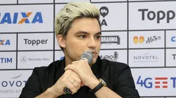 Felipe Neto na sede do Botafogo. O influencer disse que vai pra cima da CBF - Foto: Vitor Silva/SSPress/Botafogo.