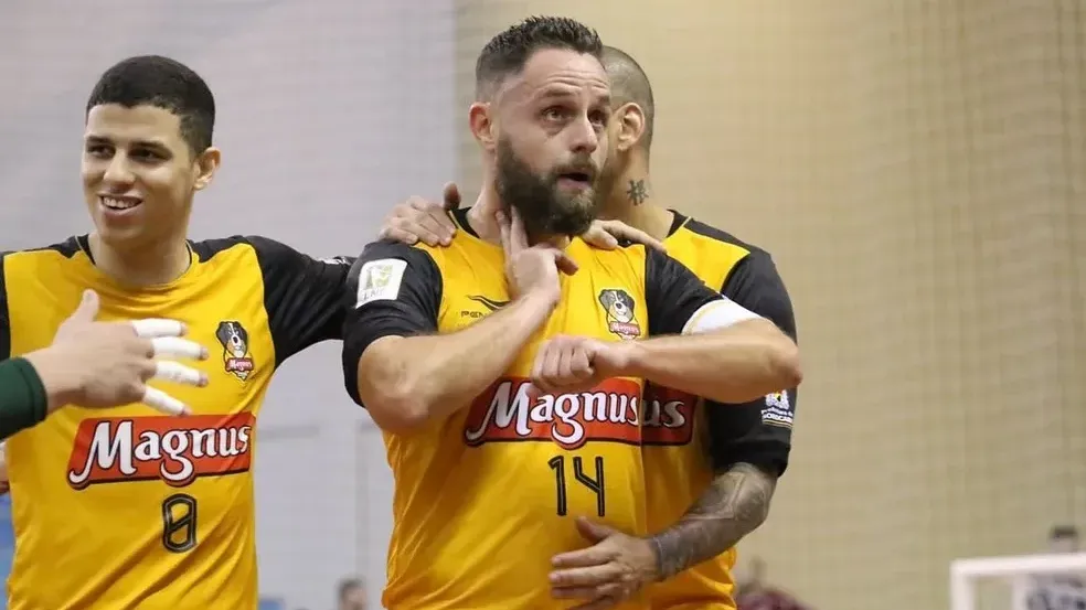 Foto: Divulgação/Magnus Futsal  – Rodrigo Capita brincou com Yuri Alberto