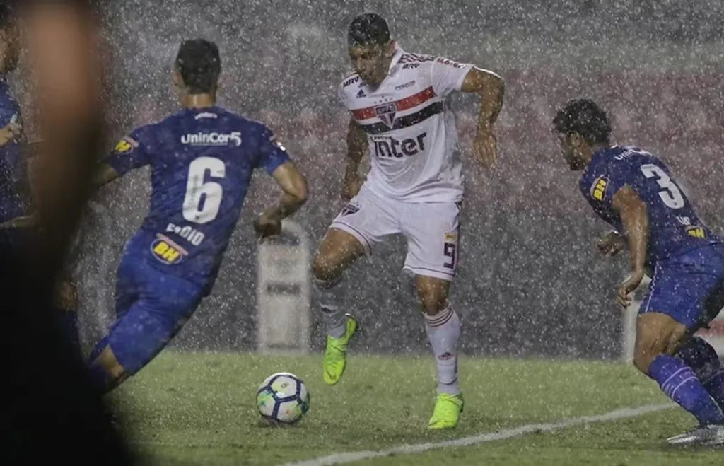 São Paulo em duelo contra o Cruzeiro  – Foto: Rubens Chiri / saopaulofc.net