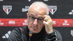 Foto: Robson Mafra/AGIF - Dorival Júnior barra jogador do São Paulo