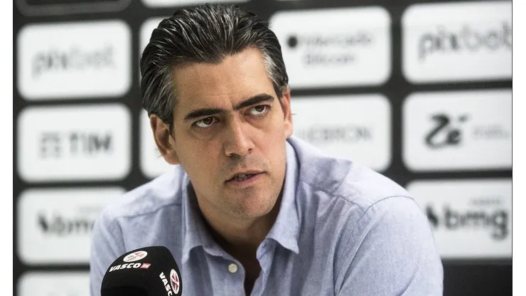 Paulo Bracks, diretor de futebol do Vasco, está core