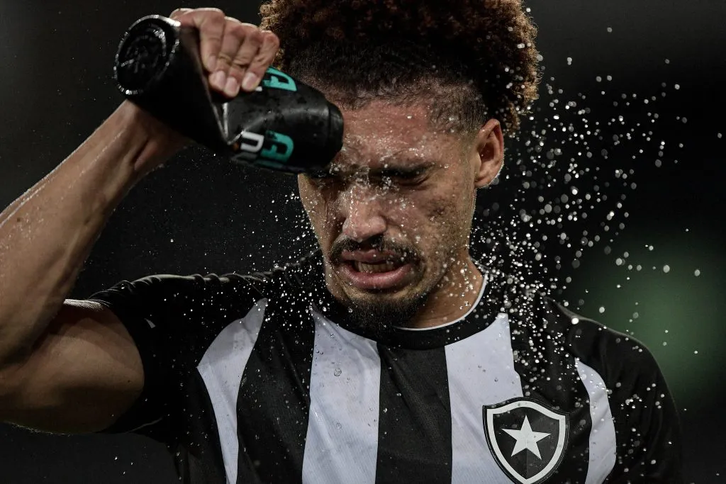 A expulsão de Adryelson foi o que mais irritou Textor –  Foto: Thiago Ribeiro/AGIF