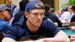 Alex Foxen encara adversários no poker