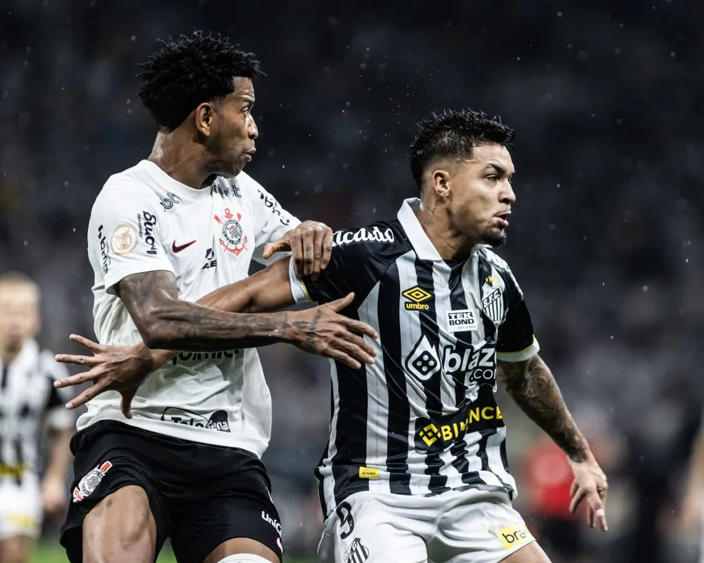 Marcos Leonardo, do Santos, disputa bola com Gil, do Corinthians – Foto: Abner Dourado/AGIF
