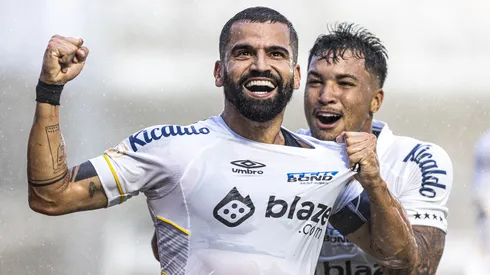 Rincón e Marcos Leonardo, jogadores do Santos, comemorando gol na Vila Belmiro. Abner Dourado/AGIF