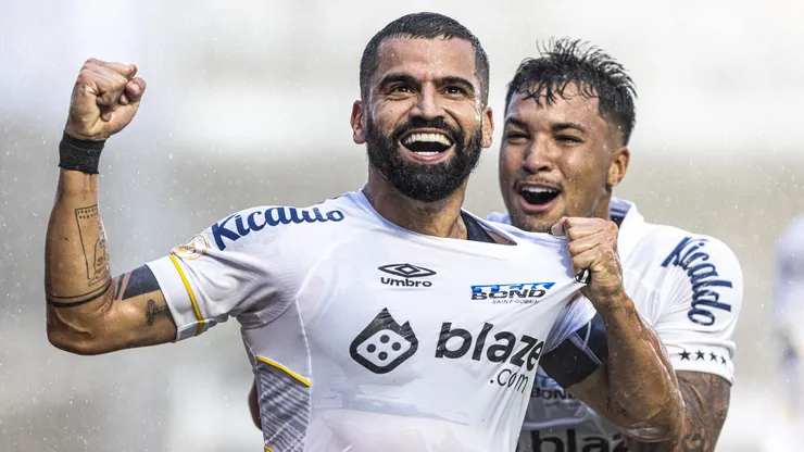 Rincón e Marcos Leonardo, jogadores do Santos, comemorando gol na Vila Belmiro. Abner Dourado/AGIF